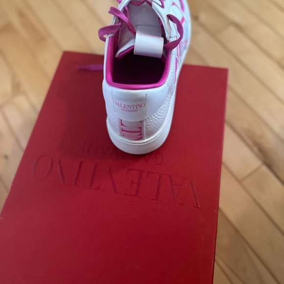 A.U.T.H.E.N.T.I.C Valentino - Picture 3 of 6